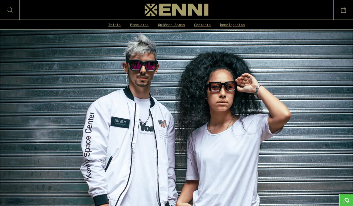 Portada de la tienda online de ENNI, con dos modelos usando anteojos de sol
