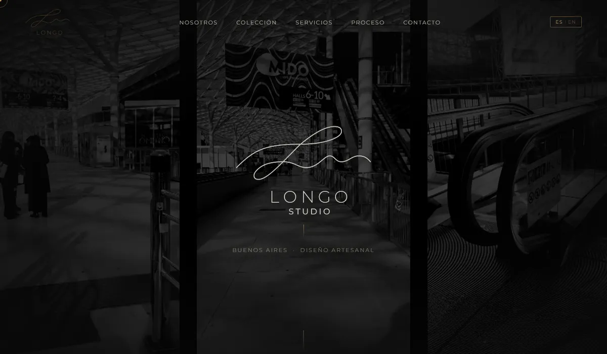 Portada del sitio de Longo Studio, con el logo manuscrito sobre una fotografía en blanco y negro