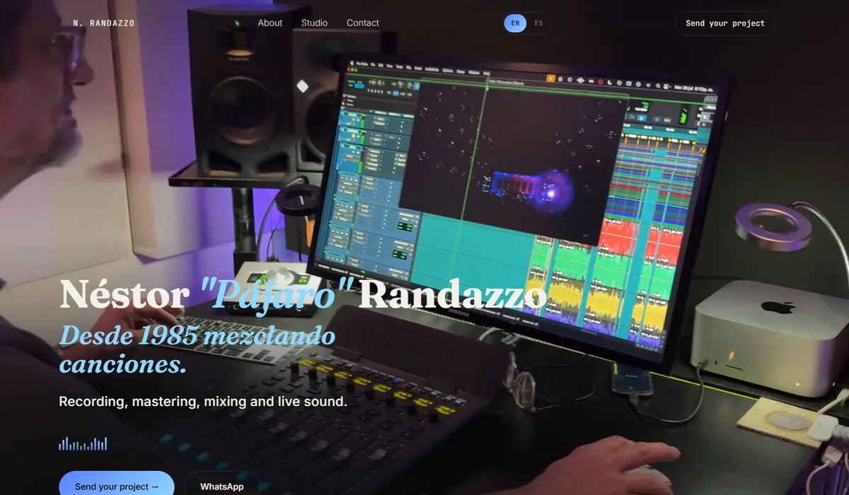 Portada del sitio de Néstor Randazzo, con él trabajando frente a la consola de mezcla